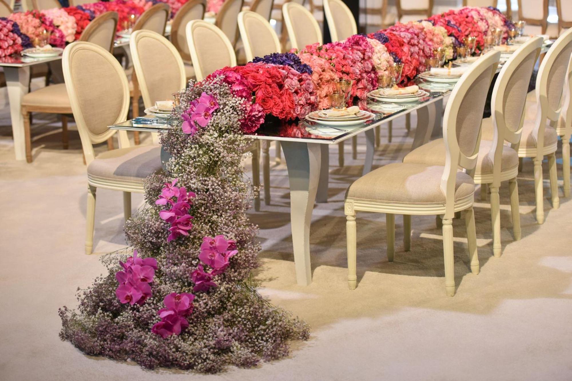 The Ritz-Carlton, Doha Hotel Kültér fotó A table decorated with flowers