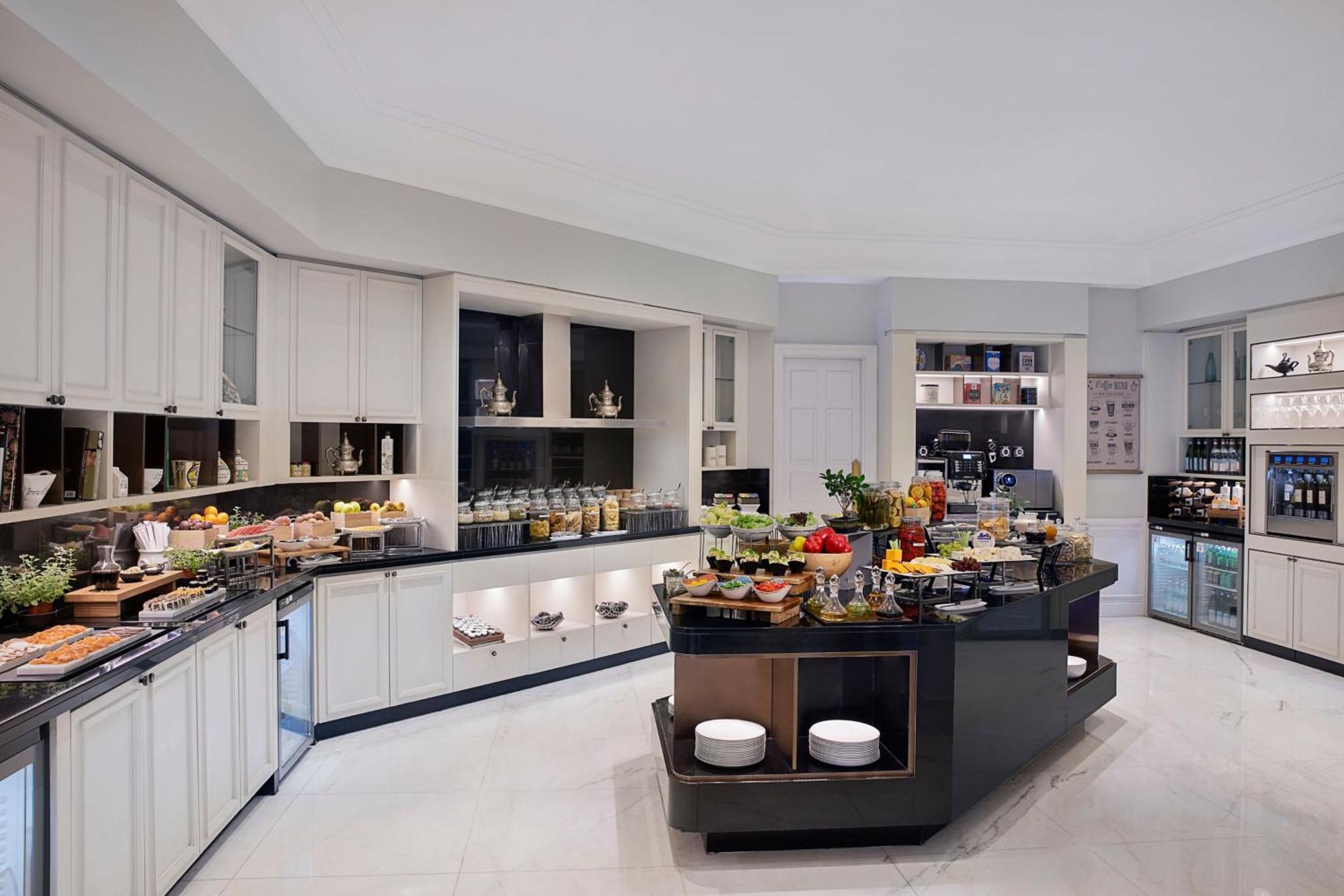 The Ritz-Carlton, Doha Hotel Kültér fotó The kitchen at the Ritz-Carlton, Dubai