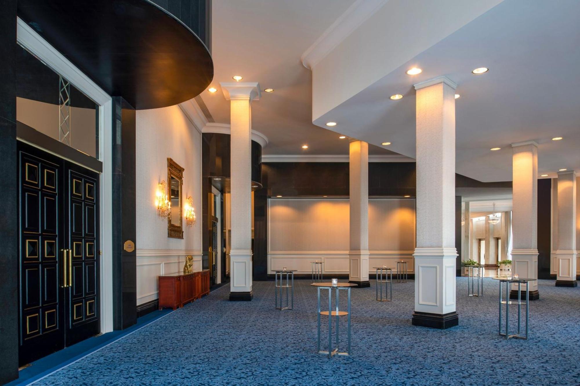 The Ritz-Carlton, Doha Hotel Kültér fotó The foyer of the Berlinale Palast