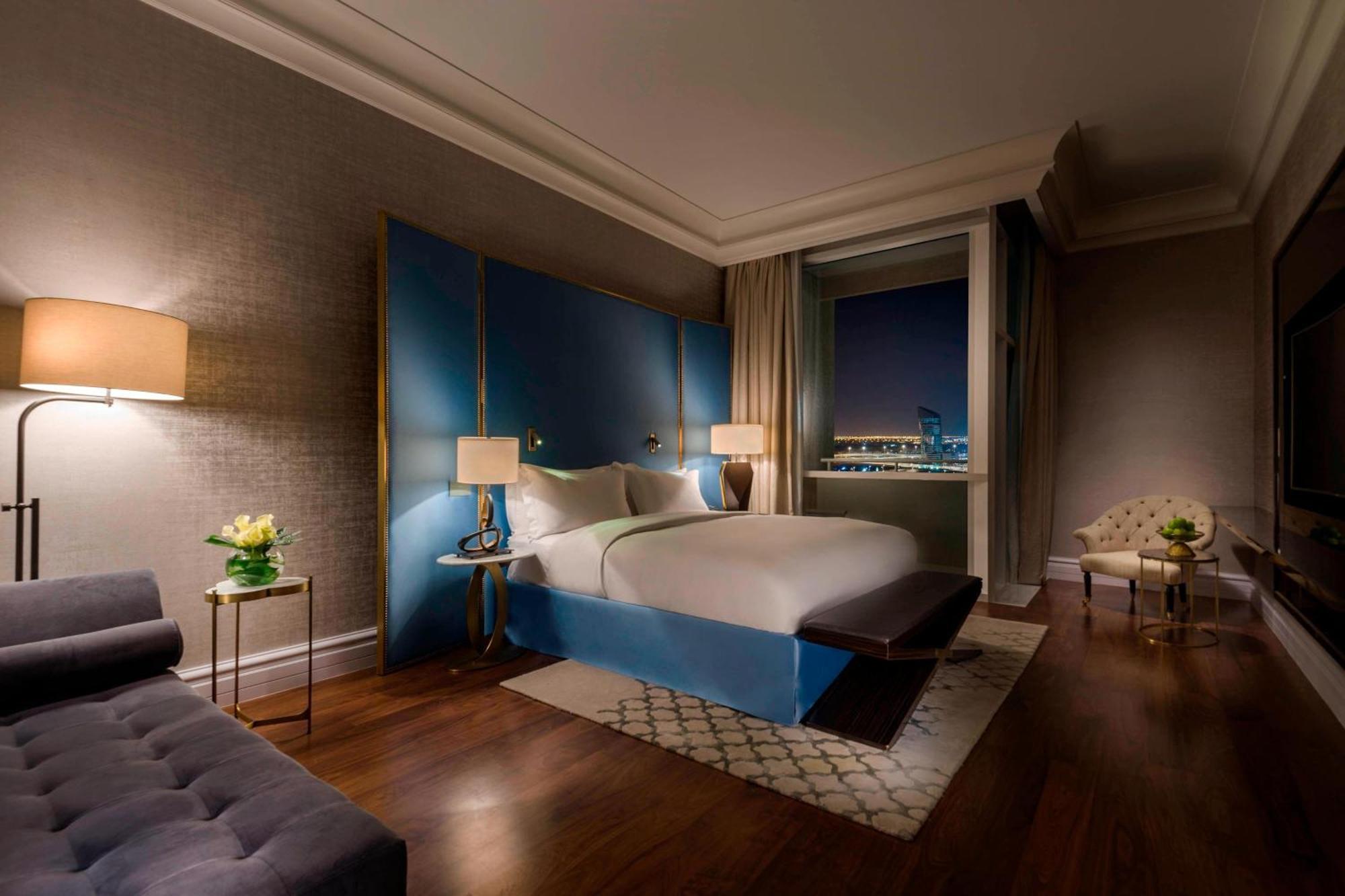 The Ritz-Carlton, Doha Hotel Kültér fotó A bedroom at the Mandarin Oriental, Munich